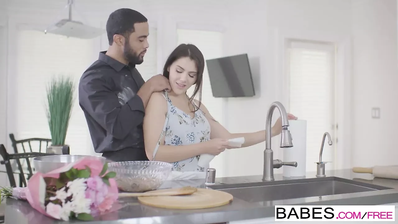 辣妹 - 黑色更好 - 为你服务 由 Valentina n 主演