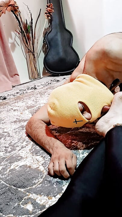 Hardcore bdsm voetaanbidding intense vernedering voetenbeurt en klaarkomen op voeten