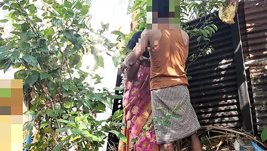 Тетушка искала что-то в саду, и я занимался с ней сексом