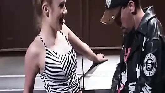 Tante seksi rambut pirang dengan stoking jala dientot habis-habisan sampai matanya merem melek