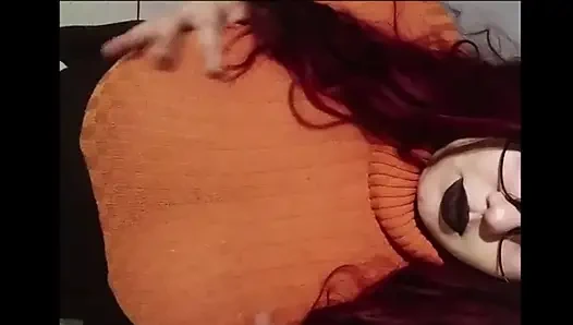 Büyük memeli ateşli evli kadın hentai izlerken büyük zenci yarağı dildoyla oynuyor