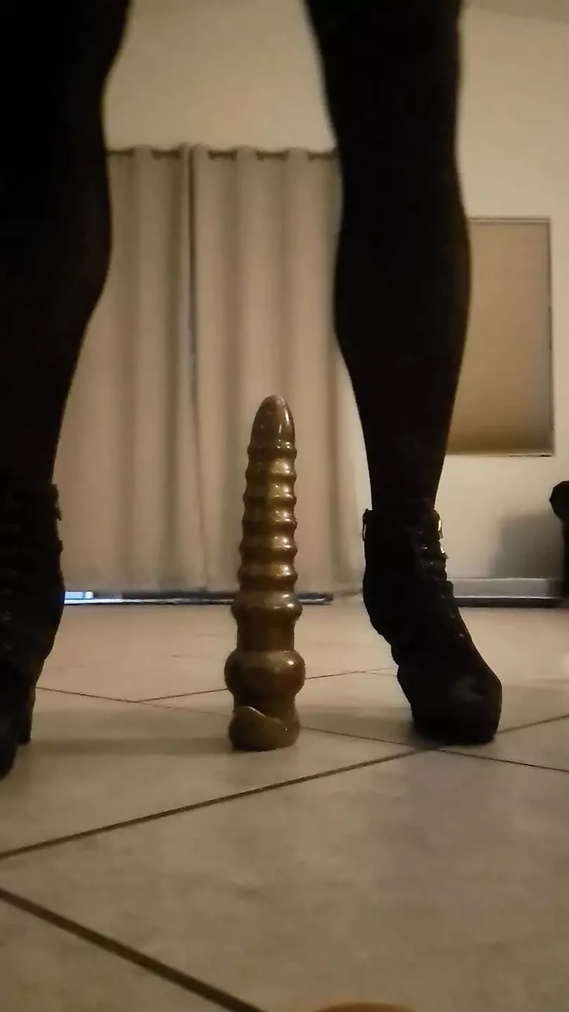 Sissy Sky en lencería y castidad da de entrenamiento anal con múltiples consoladores y correrse una vez manos libres y otra vez justo después