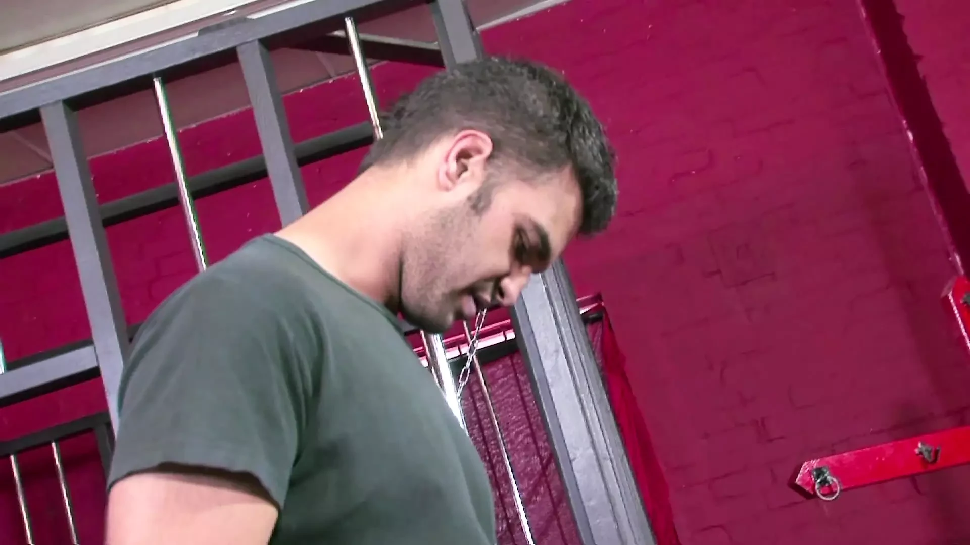 Adreena Winters se penche et se fait baiser par derrière