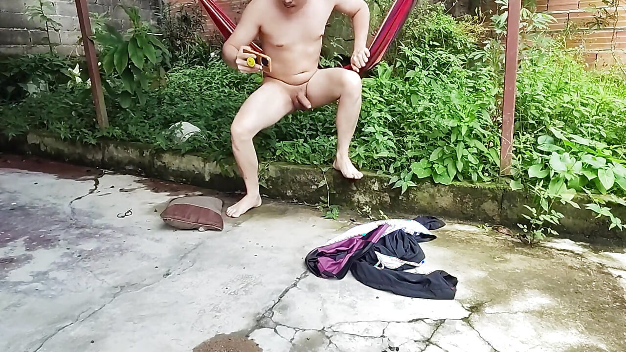 Venku na terase, užívám si chvíli sama s mým zvrhlým nevlastním bratrem