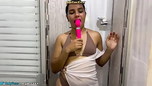 A rich and sexual bath with Megan