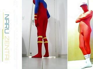 Divirtiéndose en traje de Superman Zentai