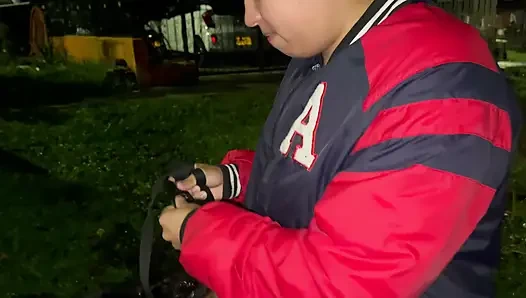 Orada komşumla dışarı çıktım ve Venezuelalı amının yenilmesine izin veriyor