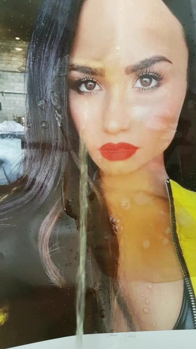 Demi angepisst