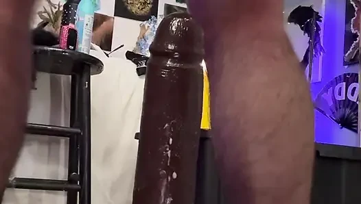 Tombul ve kıllı yapay penisine biniyor