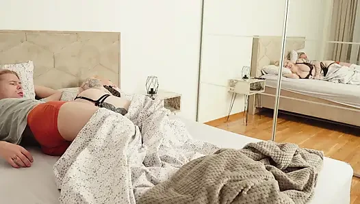 Üvey anne üvey oğlu tabu tatil: koca trenden iniyor, yatağı paylaşıyor ve sabah patlıyor