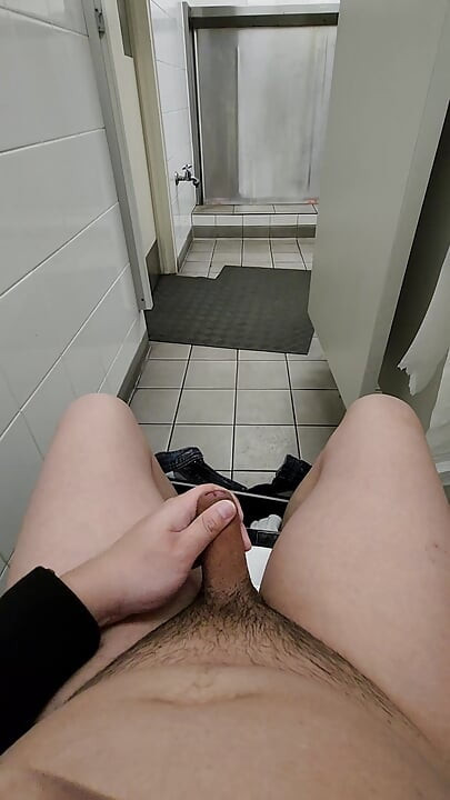 Schizzo sborra nel bagno aperto proprio all'ingresso