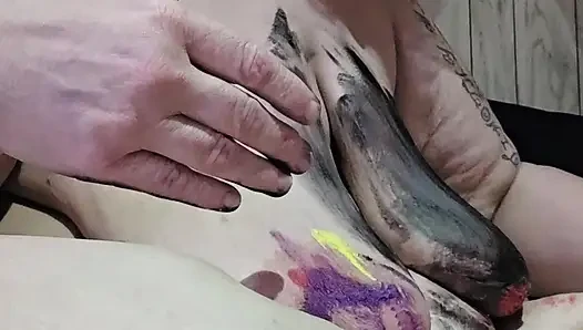 Tittenmalen-kunst hat ihren mund auseinander gerissen