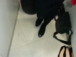 Черные лакированные туфли-лодочки с соблазнительными колготками 11