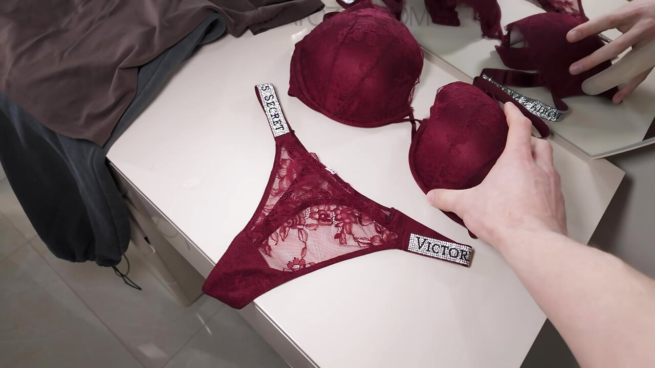 Neden külotumu çalıyorsun... Üvey erkek kardeş mi?