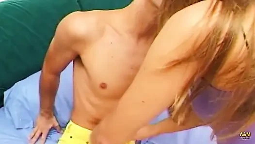 Aku menempelkannya di pantat teman pirangku.