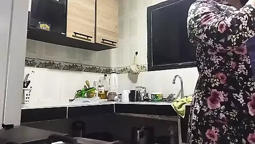 Üvey oğlumun bana takıntısı olduğunu biliyorum! Bu sefer kocam gelmeden onu memnun ediyorum.