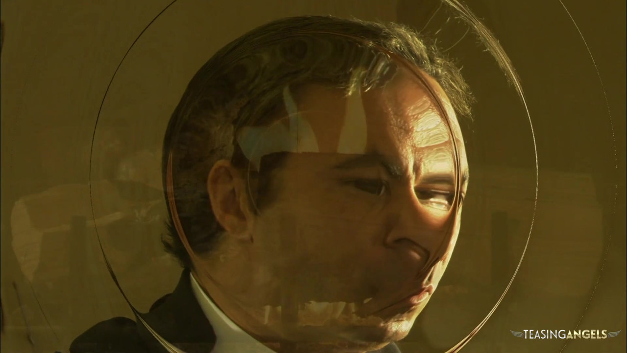 キューティーはセクシーなランジェリーを脱いでソファでペニスに乗る