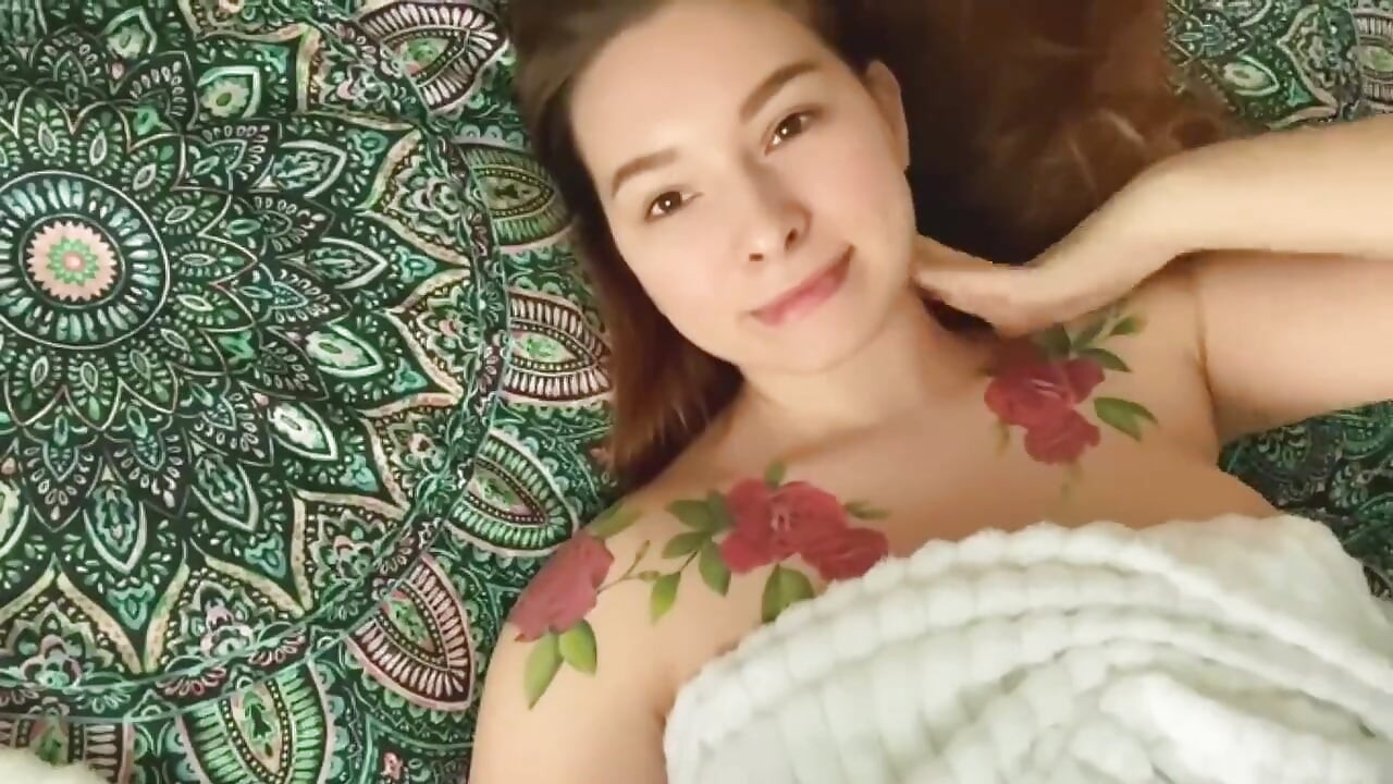 Futai furios cu degetul în pizdă în modele indiene și gemete