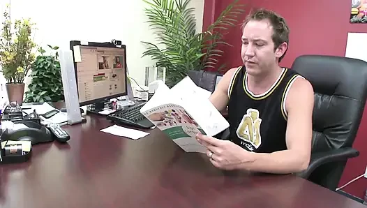 Юную брюнетку трахает и обкончал огромный укол