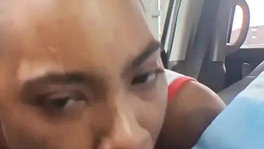 Миниатюрная чернокожая давится большим белым членом