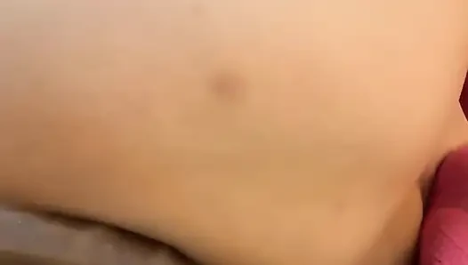 Aldatan latin orta yaşlı seksi kadın bakış açısı: amında dildoya biniyor + vajina ve göt parmaklıyor tek başına gerçek ev yapımı