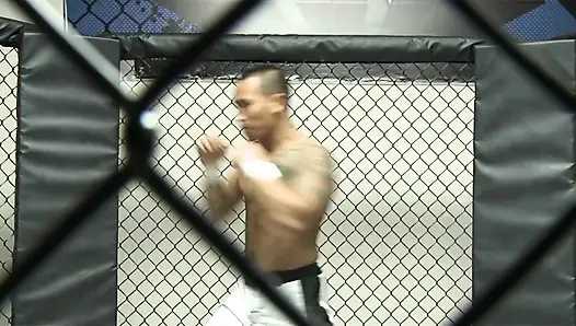 Tiefe geschraubte schwanz aus üppiger teen-fotze, schlitz sieht zierlich aus mit sperma