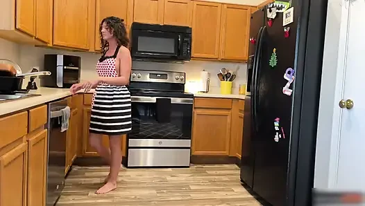 Horny Housewife Rewarded After Cleaning the Kitchen