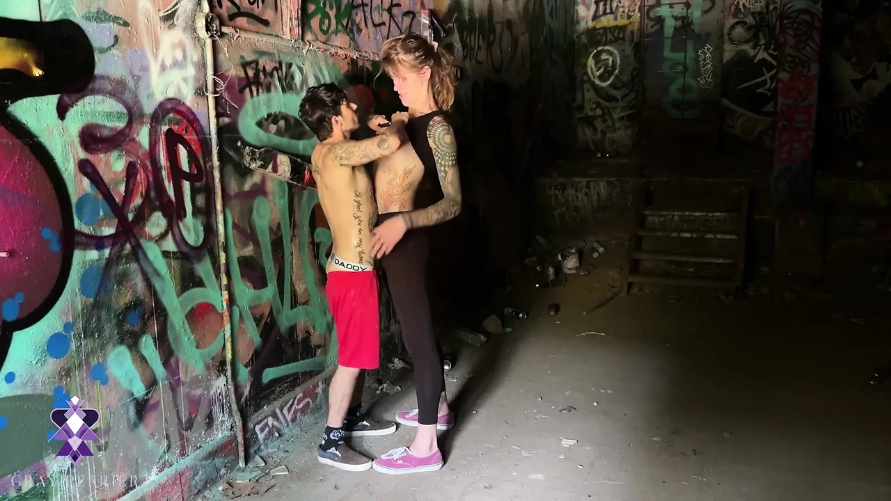 变性人女孩在一栋废弃的建筑里和一个变性人做爱被抓