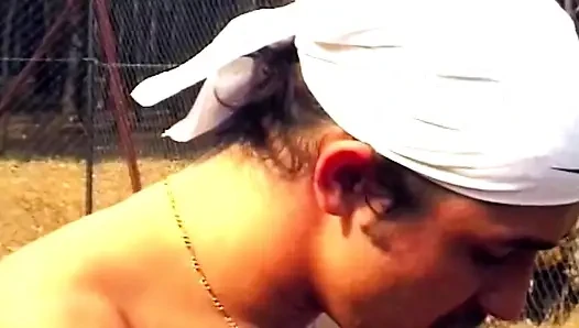 Cewek rambut pirang ini nyepong kontol sebelum dientot di lapangan tenis