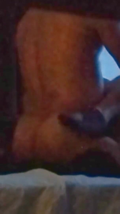 O studentă foarte curbată și primitoare își trece subiectele. | Clipul 2