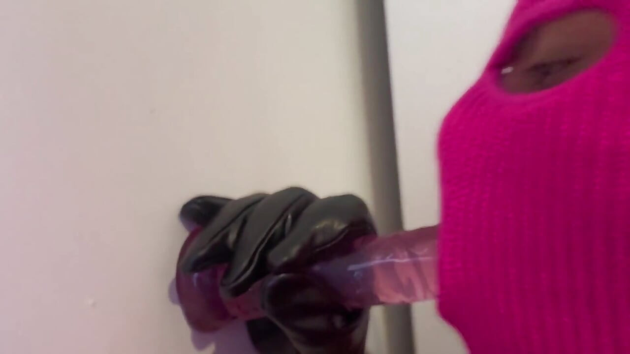 Τρανς απολαμβάνουν πρωκτικό με ροζ μάσκα