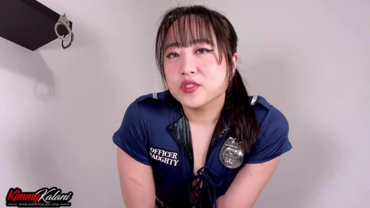 Sexy asiatischer polizist sitzt auf deinem gesicht