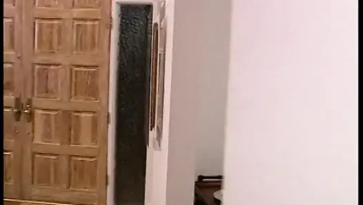Ev hırsızı meraklı şehvetli sarışın öğrenci tarafından iş başında şaşırıyor