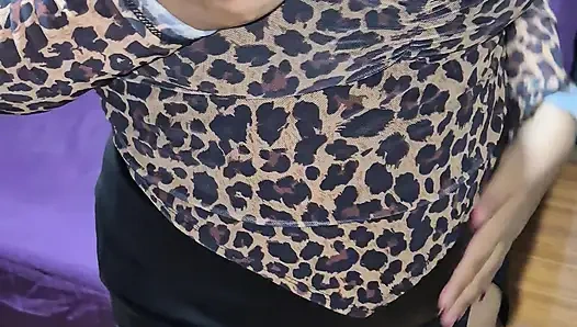 Der Mitarbeiter meines Mannes hat mich beim Tanzen in meinem Zimmer gefunden und zögerte nicht, mich für eine Nacht zu seiner Frau zu machen!