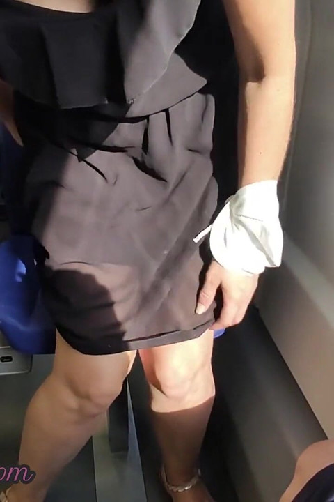 Trende insanların önünde amımı teşhir ediyorum ve yakındaki insanlarla bana çok riskli mastürbasyon yapıyorum
