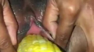 Ebenholz-Mädchen bekommt ihre Muschi mit Mais gedehnt