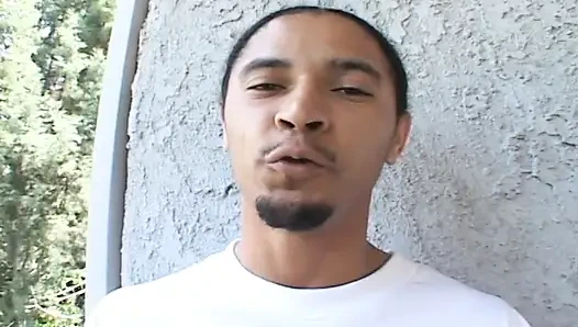 Sexy kylie bekommt massives gesicht abspritzen, nachdem sie harte schwänze gelutscht hat