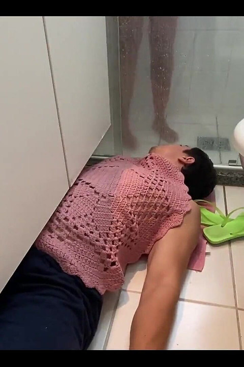 Fußsklavin nach der dusche trampeln