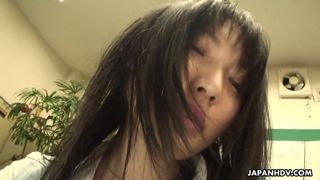 Süße asiatische Prostituierte lutscht und reitet dann den Schwanz