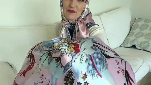 Saten eşarp sevgilisi ve parlak saten eşarbına boşalıyor, Lady Victoria Valente