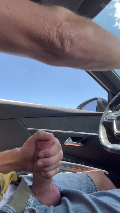 BeENJoY - Hän katselee minua, kun hän nousee autoonsa. Hän vilkaisi useita kertoja ennen kuin lähti parkkipaikalta | Leike 1