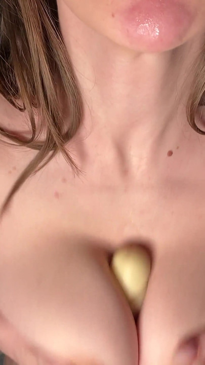 Domaća JOI ASMR Zgodna milf drolja puši veliki kurac, sedi, stenje - dildo jebanje sisa od zgodne MILFE DOMINATRIX | Klip 1