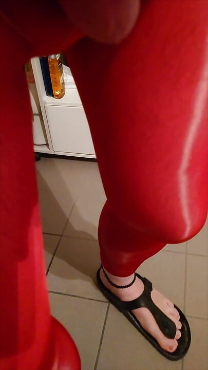 Kırmızı taytla penis kolu ile evde işemek
