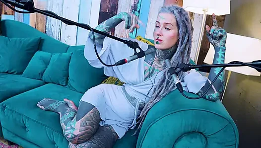 U hakkında konuşuyorum - rahatsız - asmr podcast sfw konuşuyor gotik sıska kız dreadlocks dövmeli model dövmeli kız