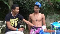 Dos amigos latinos gay se ensucian junto a la piscina