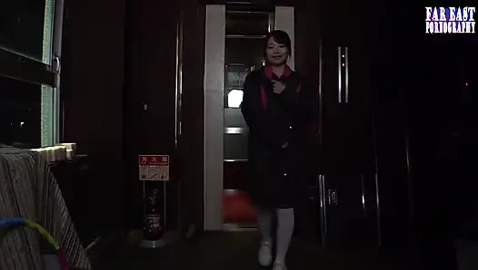 Aksi hot lekuk tubuh aduhai cewek ini yang lagi nunggil di kursi belakang taman, lot, rooftop, dan room ep-4