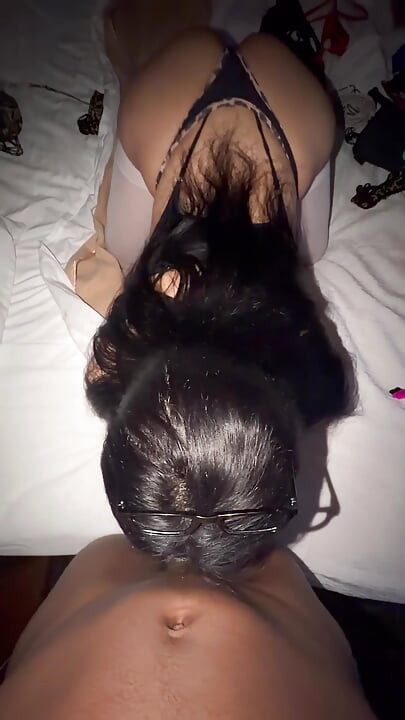 O fată transsexuală curvă suge pula unui tip heterosexual cu o pulă neagră uriașă într-un hotel.