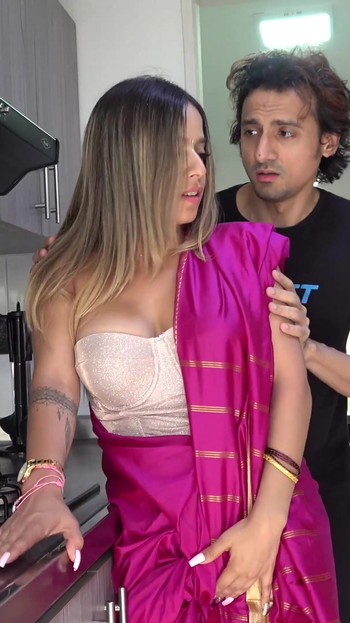 Nezaboravan trenutak iz filma "Slatka mlada Desi Bhabhi žestoko jebana od strane Devara u kuhinji"