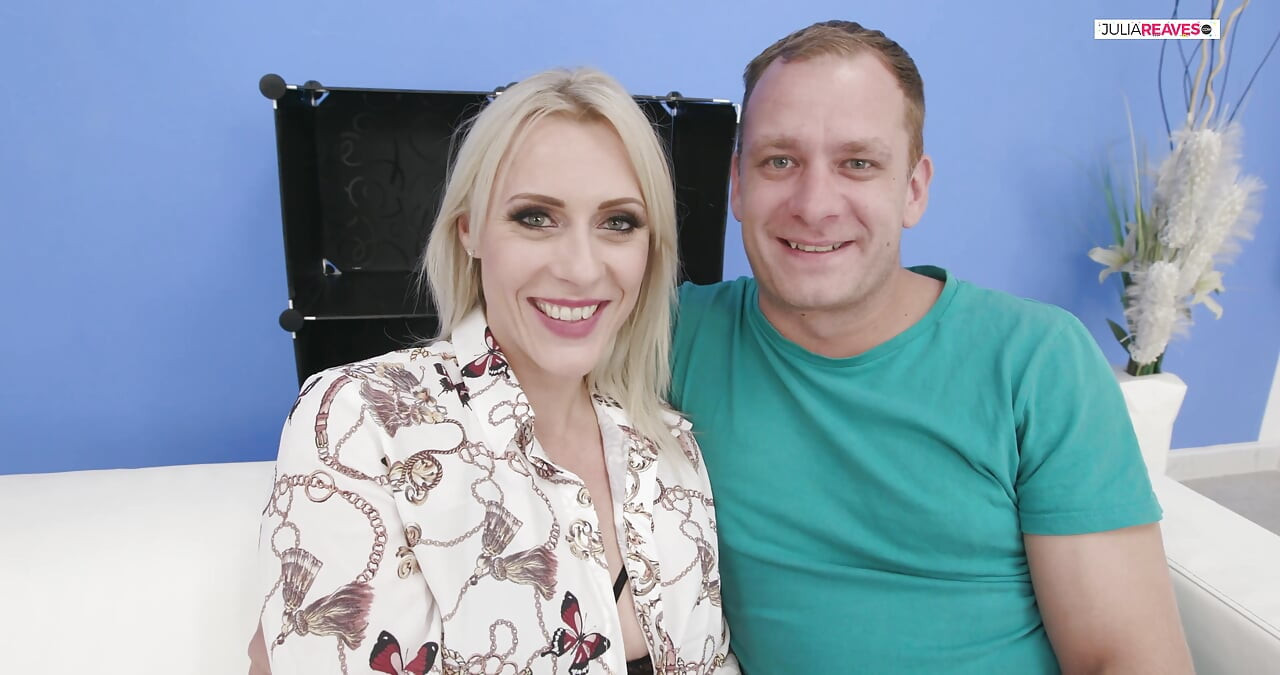 金发婊子在她朋友的眼睛面前乱搞