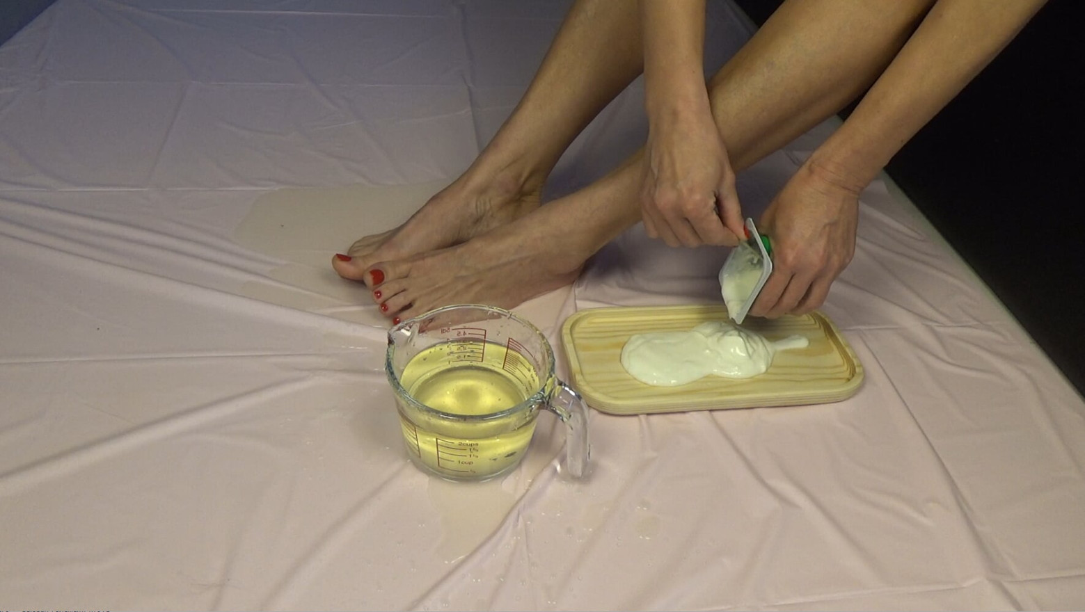 It turned out to be extreme. Rain, legs and food. Will you lick it?